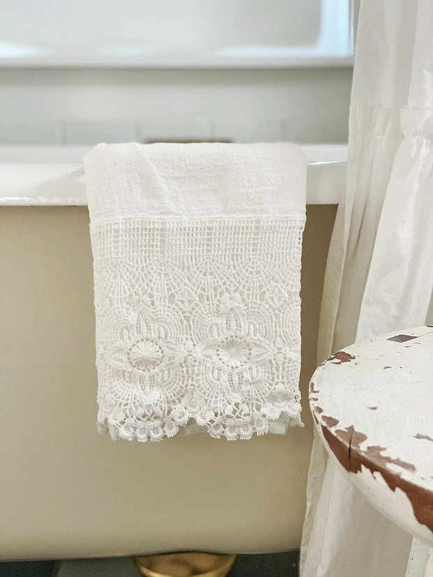 Ruffle Trim 3 Piece White Linen Towel Set
